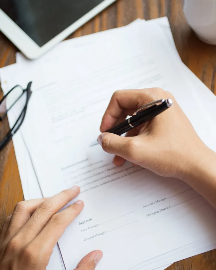 formulario-solicitud-llenado-hombre-irreconocible-min-scaled